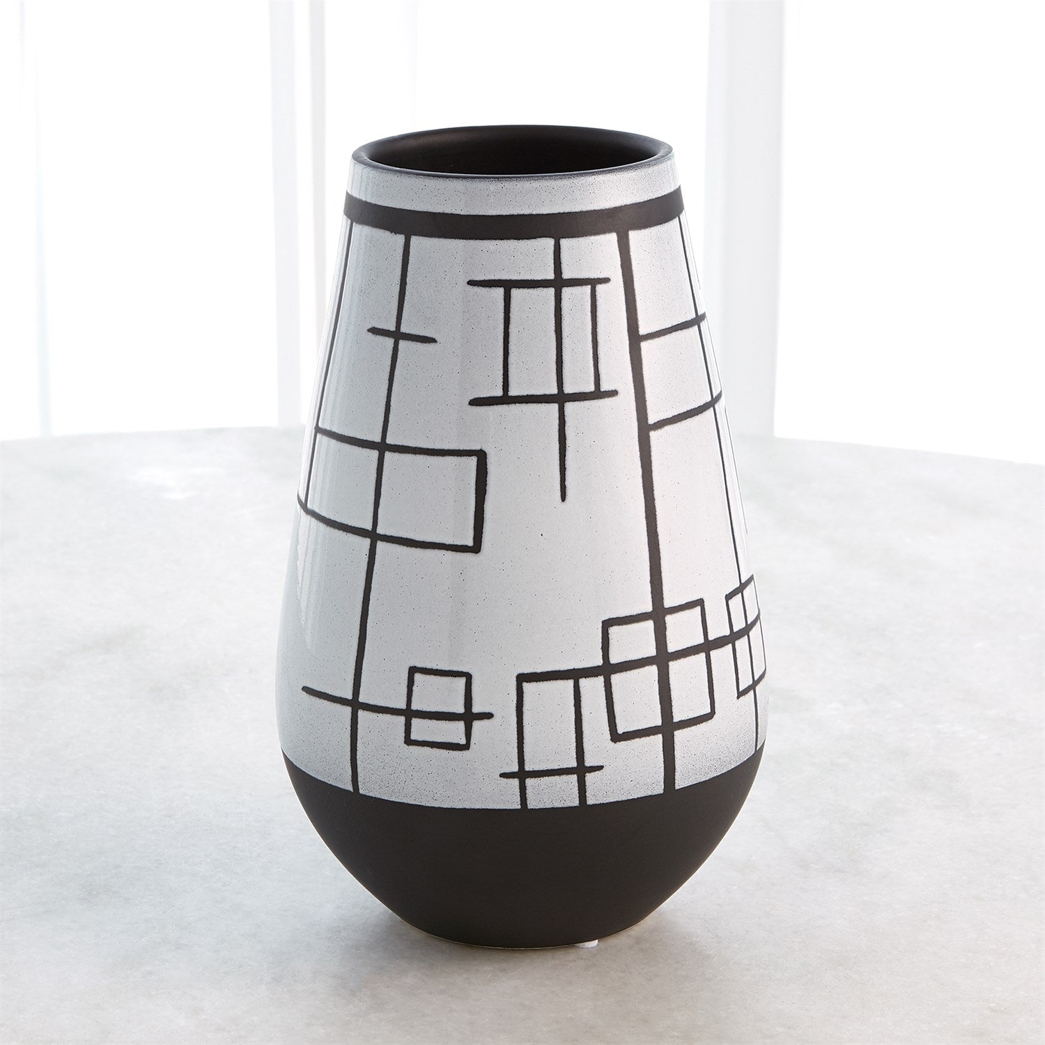 Global Views, Black/White Vase Sgraffito