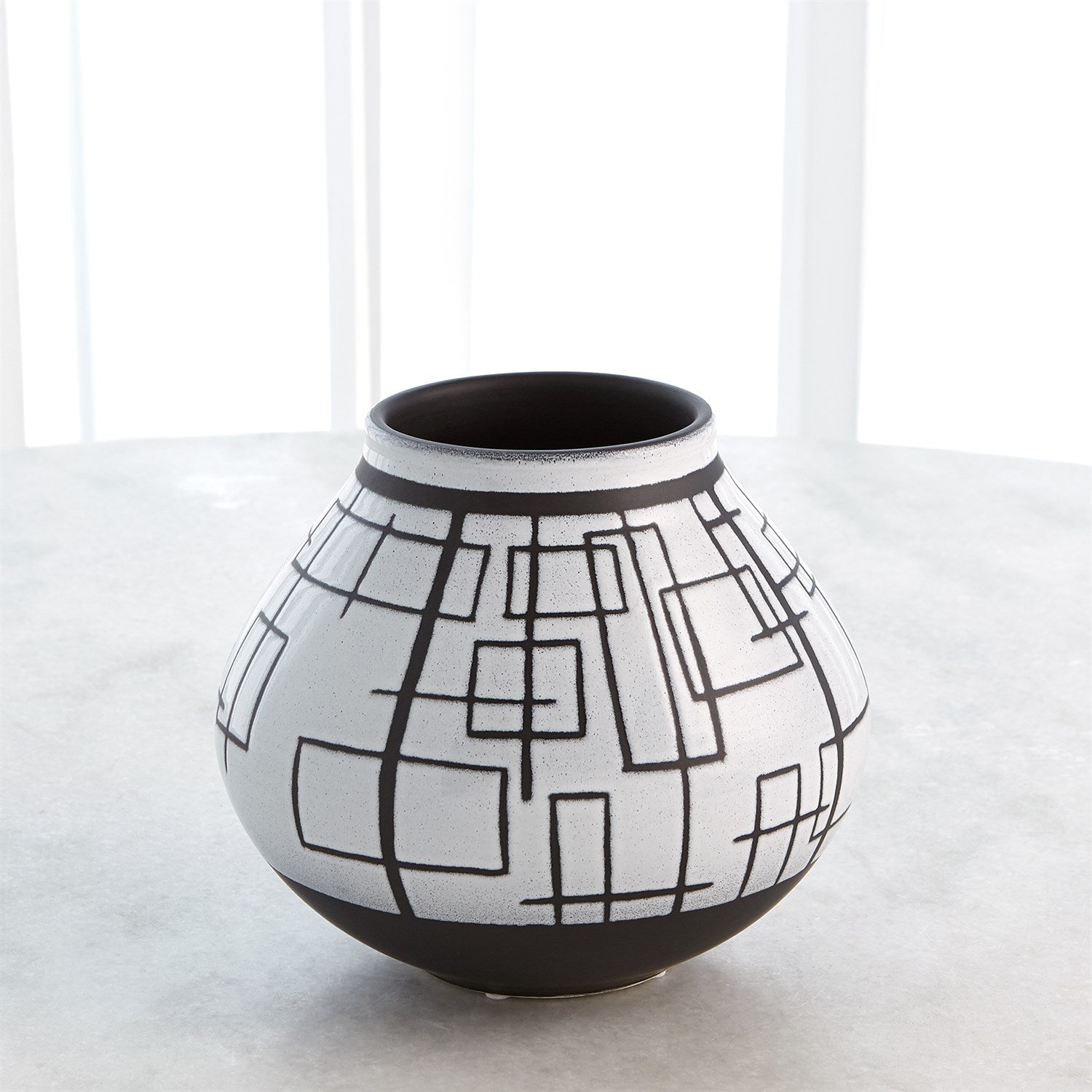 Global Views, Black/White Vase Sgraffito