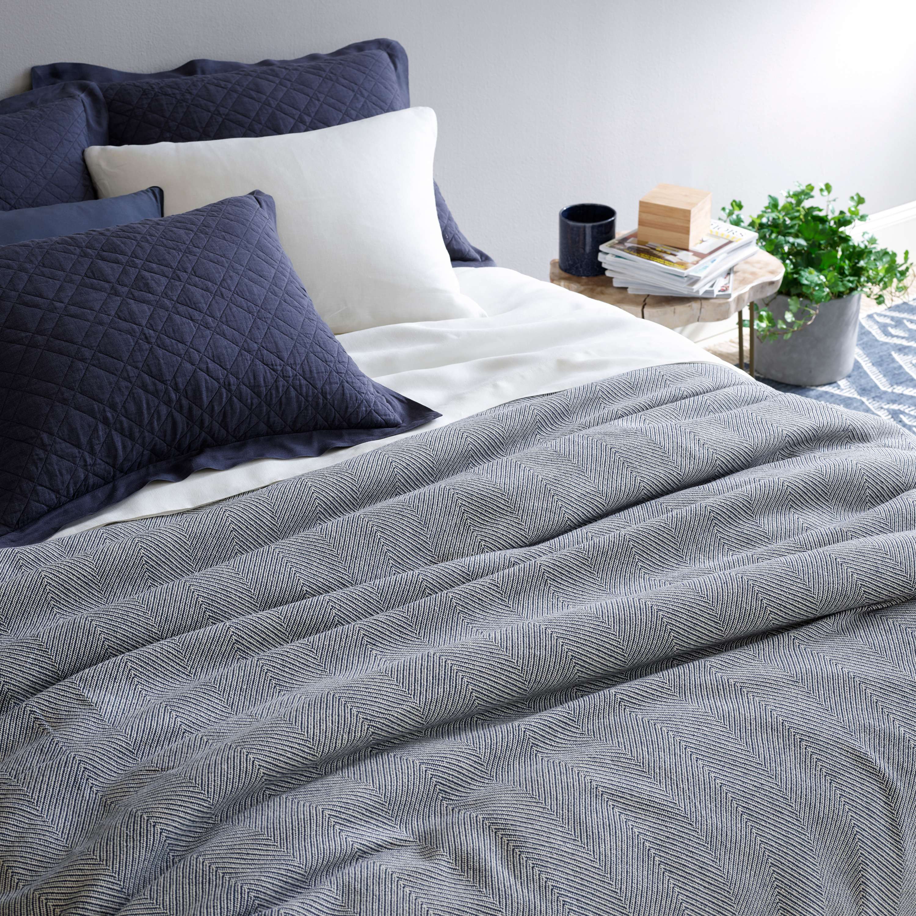 Annie Selke, Herringbone Navy/Ivory Blanket