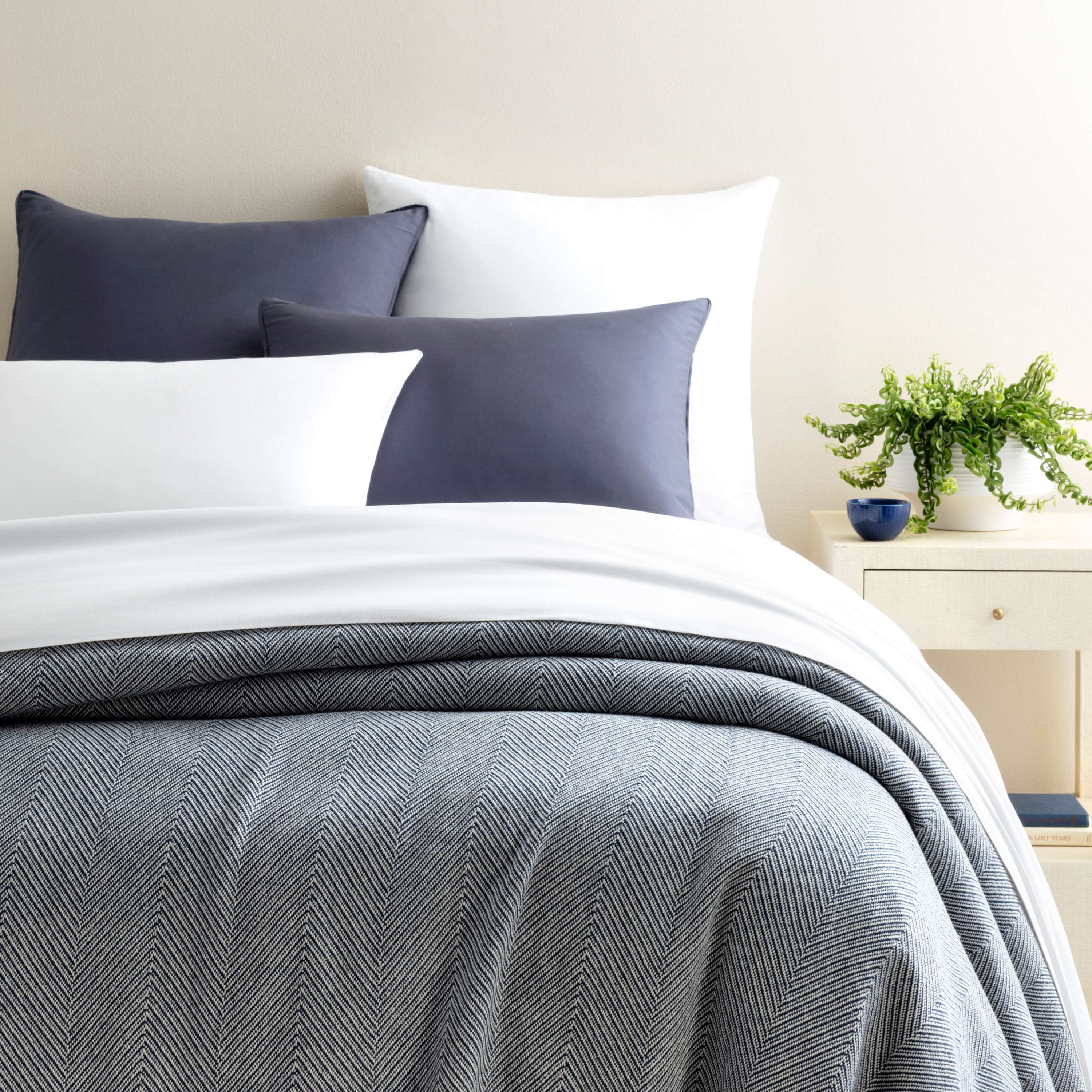 Annie Selke, Herringbone Navy/Ivory Blanket