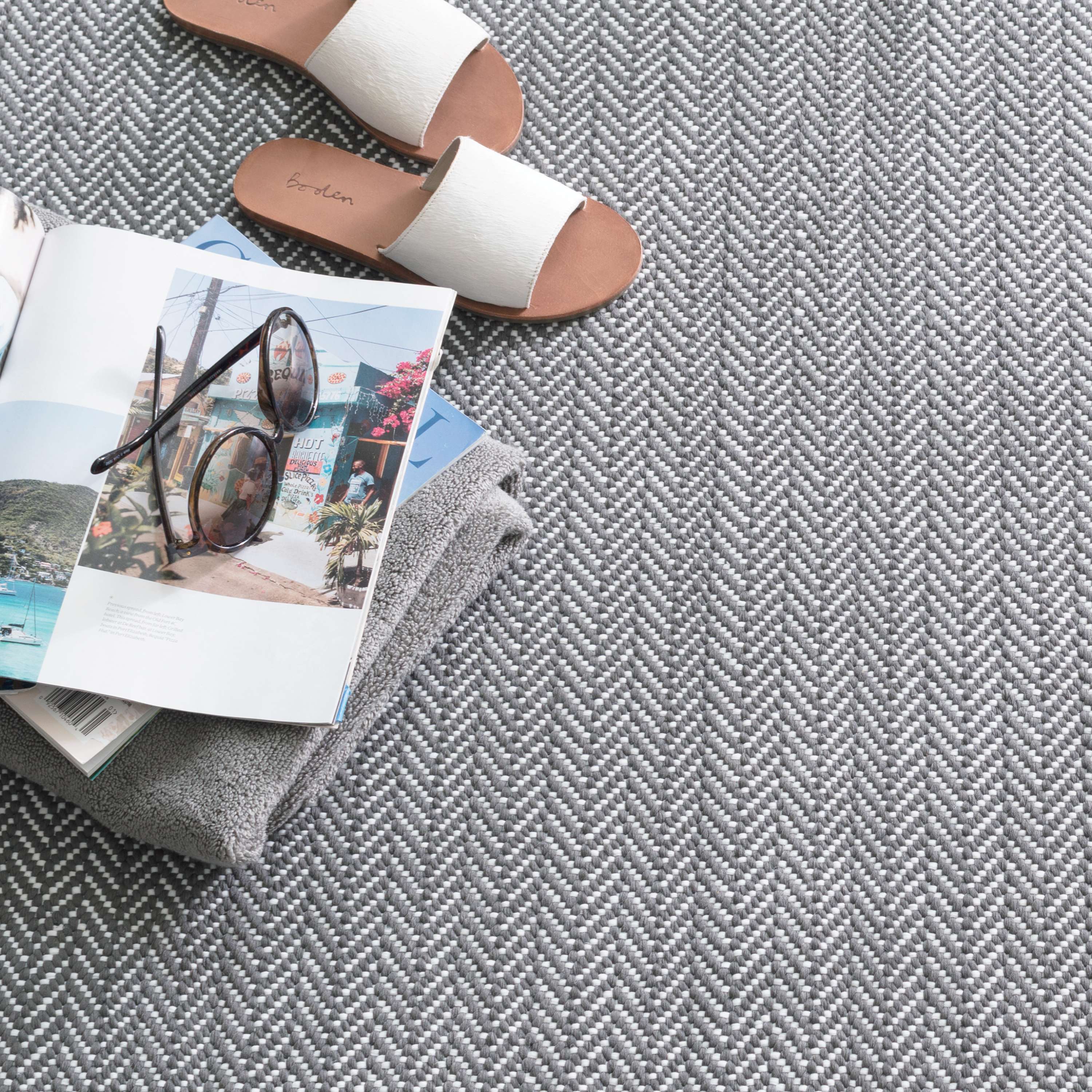 Annie Selke, Herringbone Shale/White Indoor/Outdoor Rug